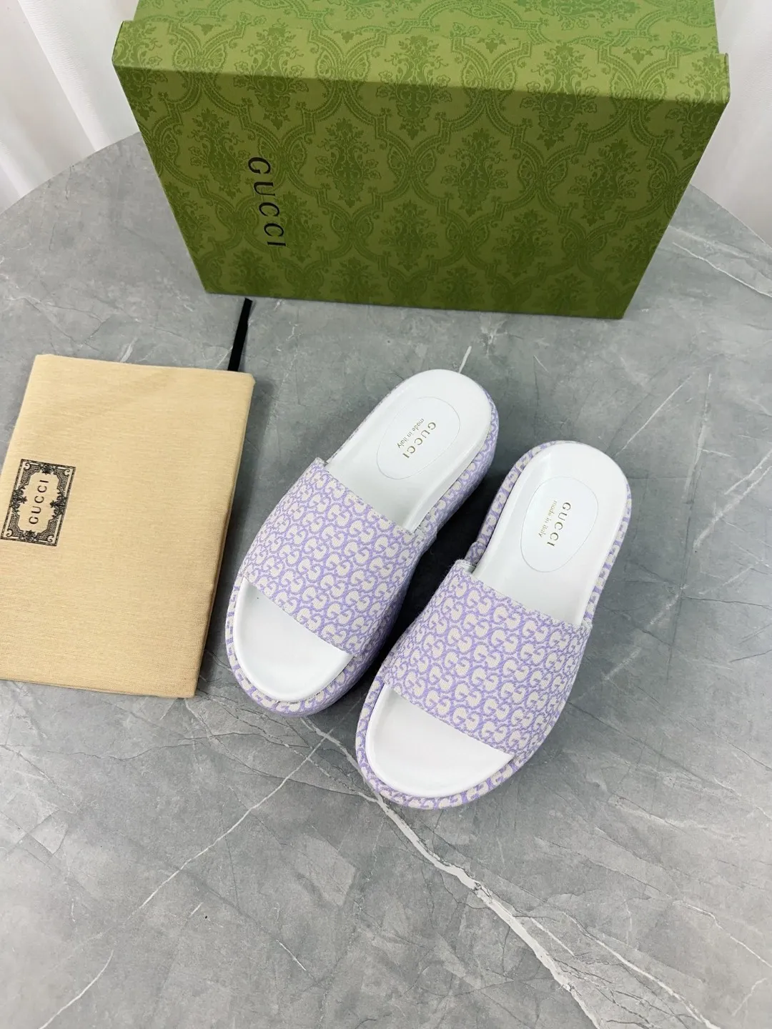 👟👟Ex-factory price 380👟👟 2024 Gucci high version latest limited edition thick-soled slippers. Top quality for sale. Purchase authentic products for development. The material and craftsmanship are consistent with the original. Upper: original jacquard craftsmanship and special printing craftsmanship. Lining: mixed sheepskin. Outsole: Italian private model outsole. Size: 35-40 yards, (41 to 44 yards can be customized). Bottom thickness: 5.5cm, forefoot 4cm.